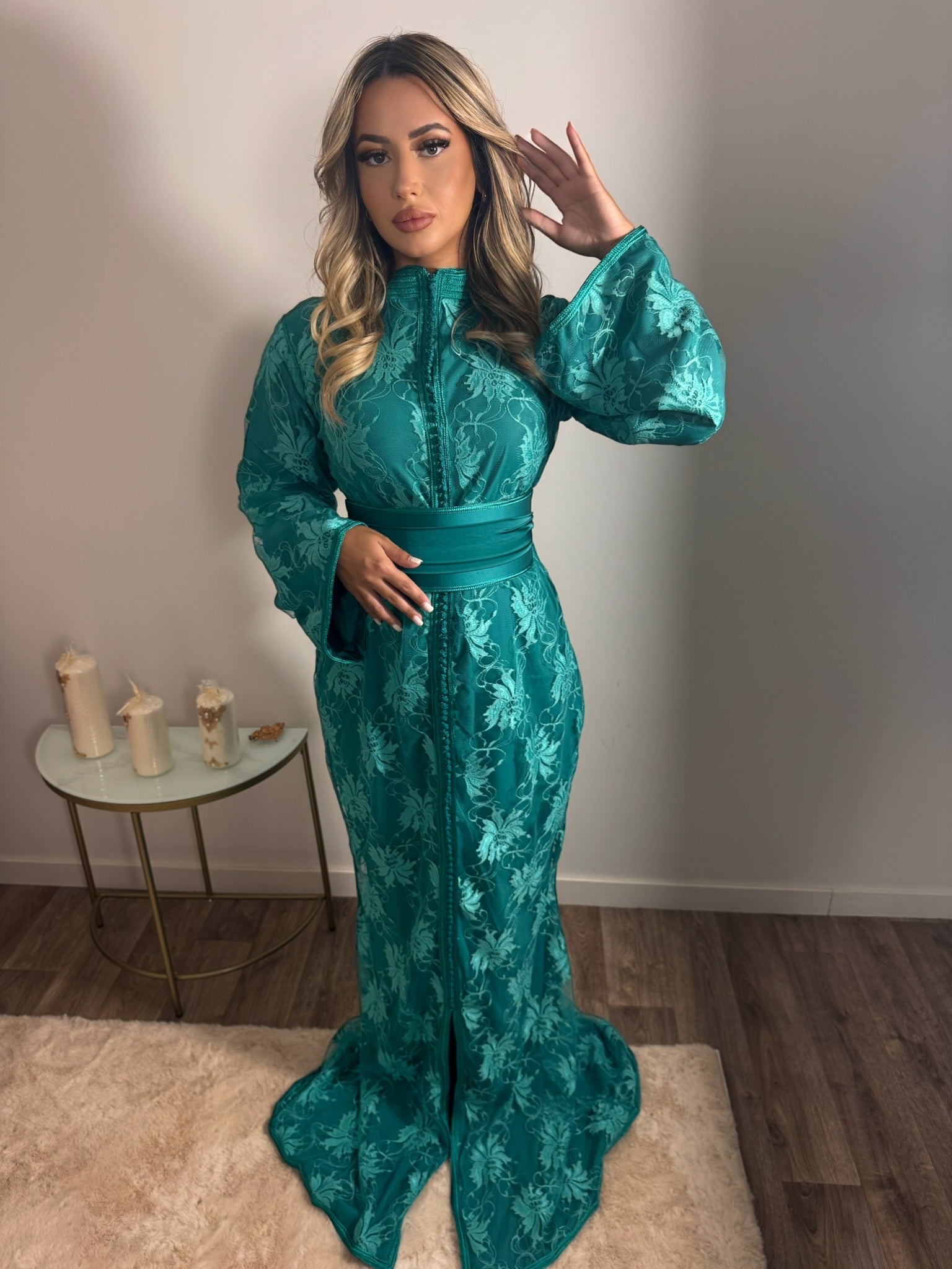 Caftan sirène marocain vert émeraude – Élégance naturelle et raffinement