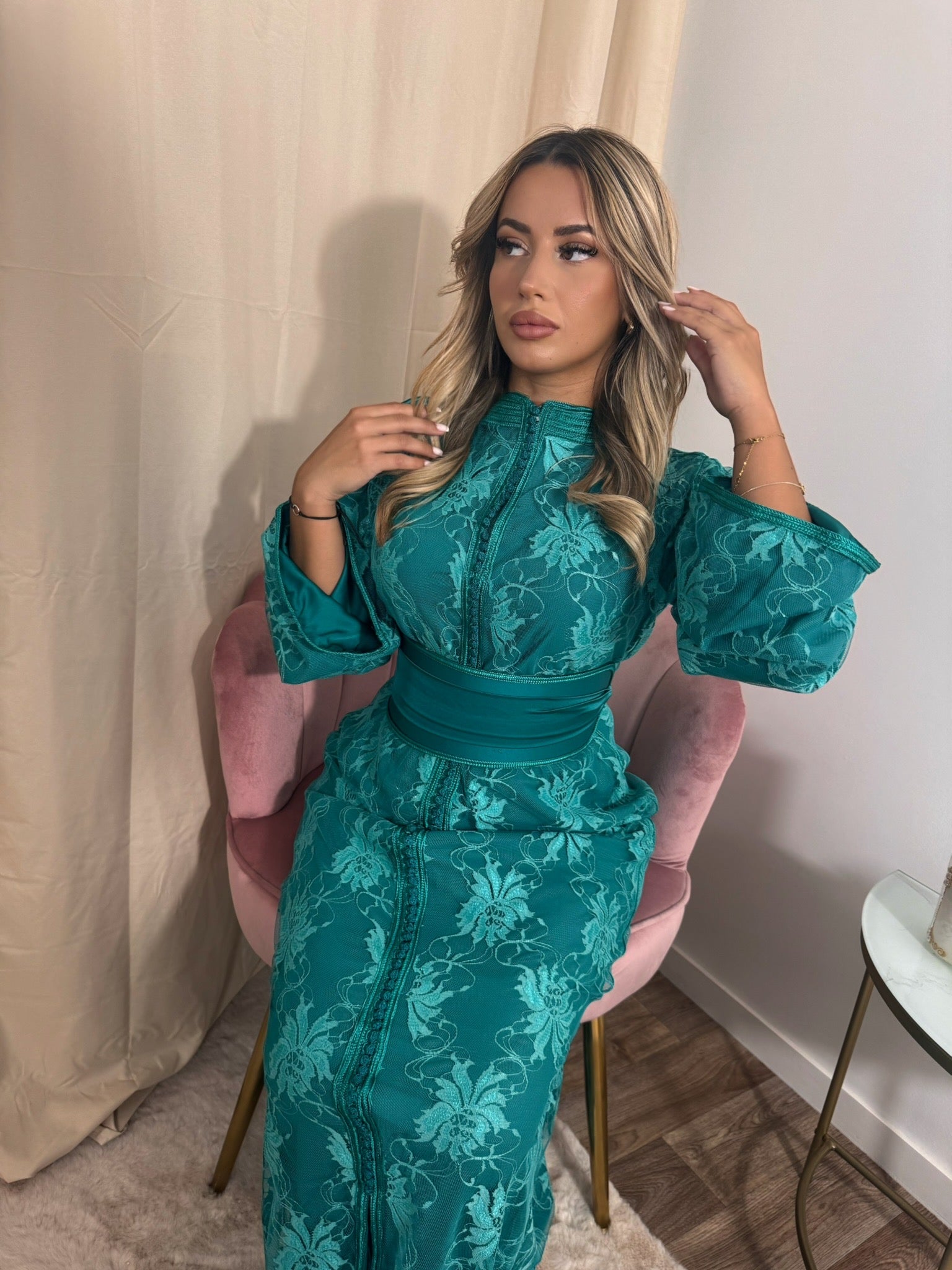 Caftan sirène marocain vert émeraude – Élégance naturelle et raffinement