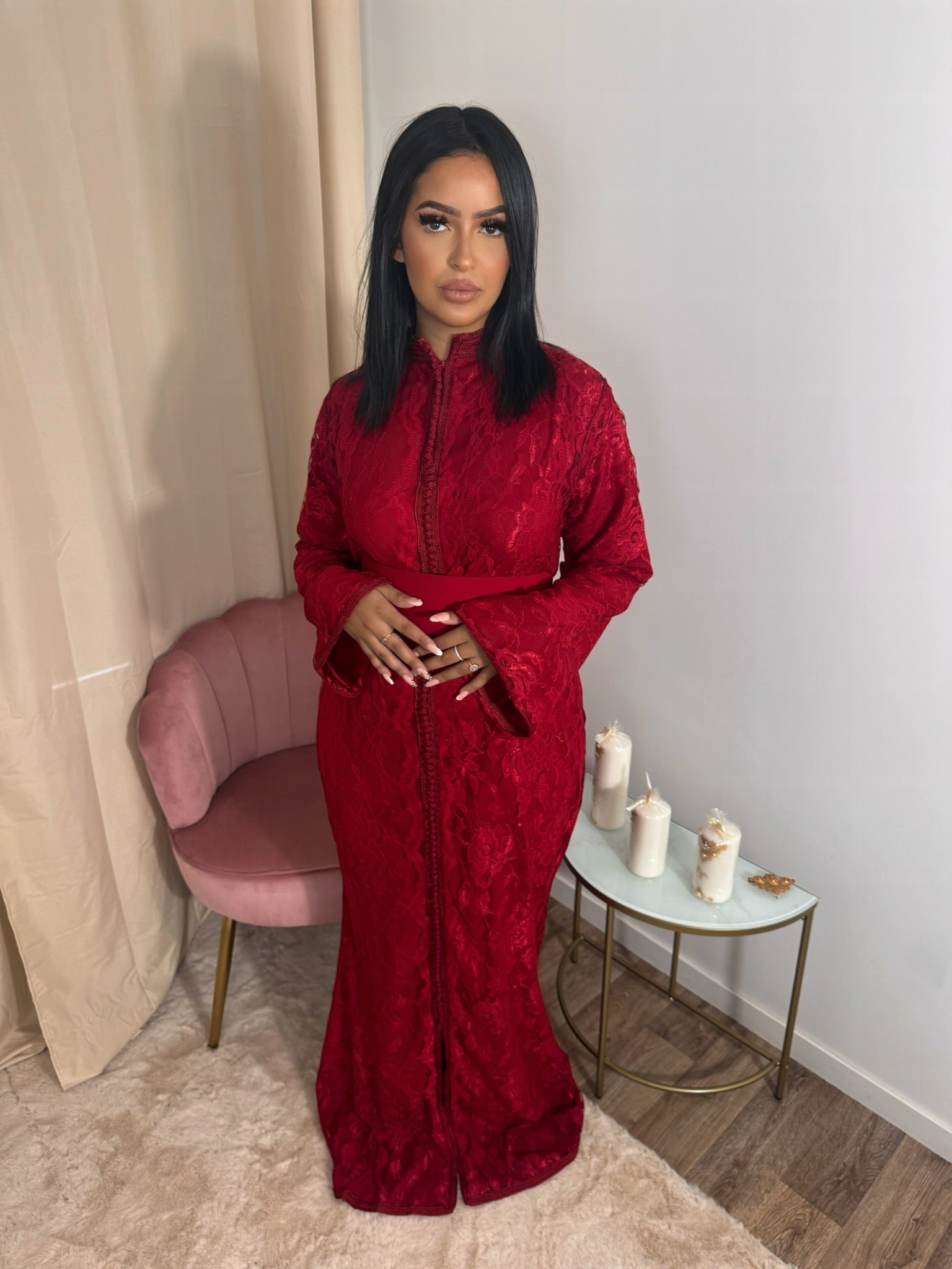 Caftan sirène marocain rouge rubis – Sobriété et élégance