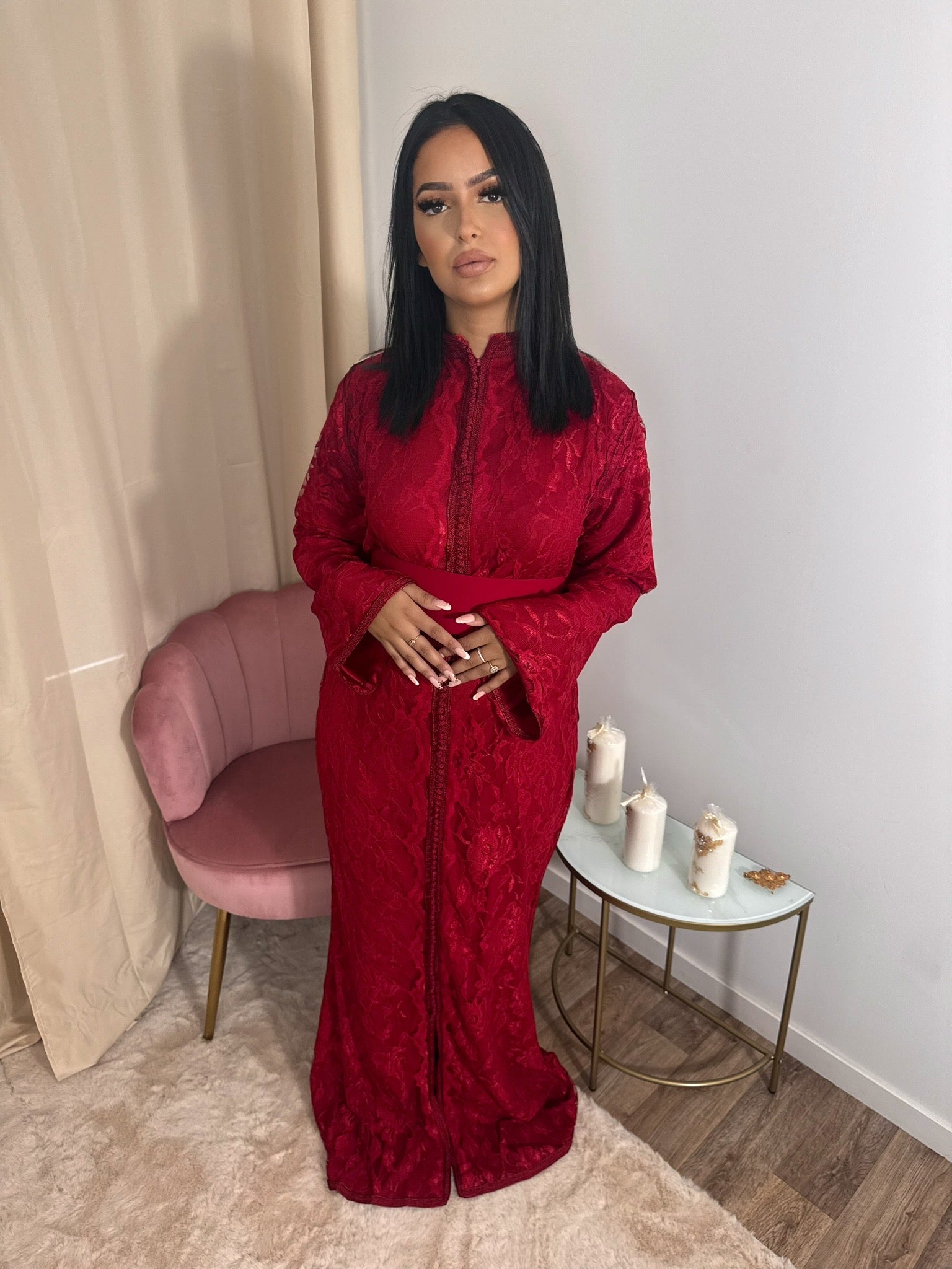 Caftan sirène marocain rouge rubis – Sobriété et élégance