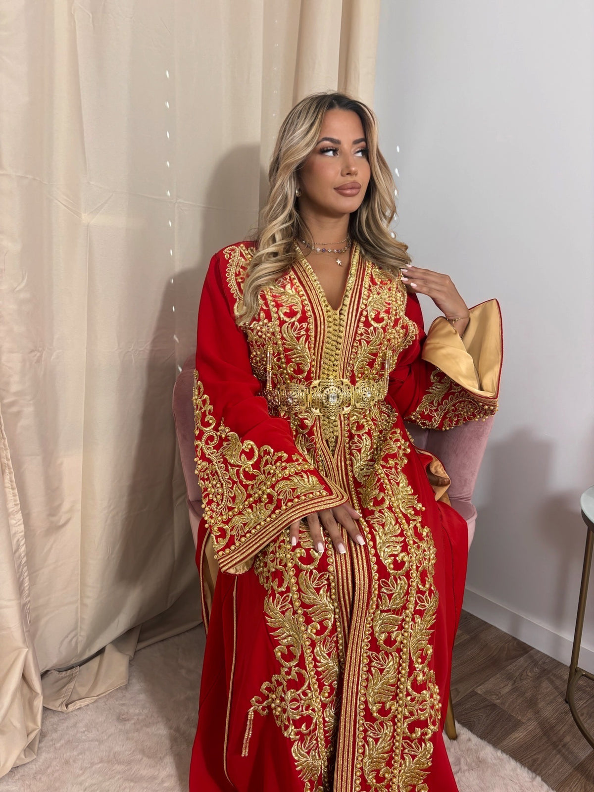 Caftan Royal rouge et or – Élégance marocaine