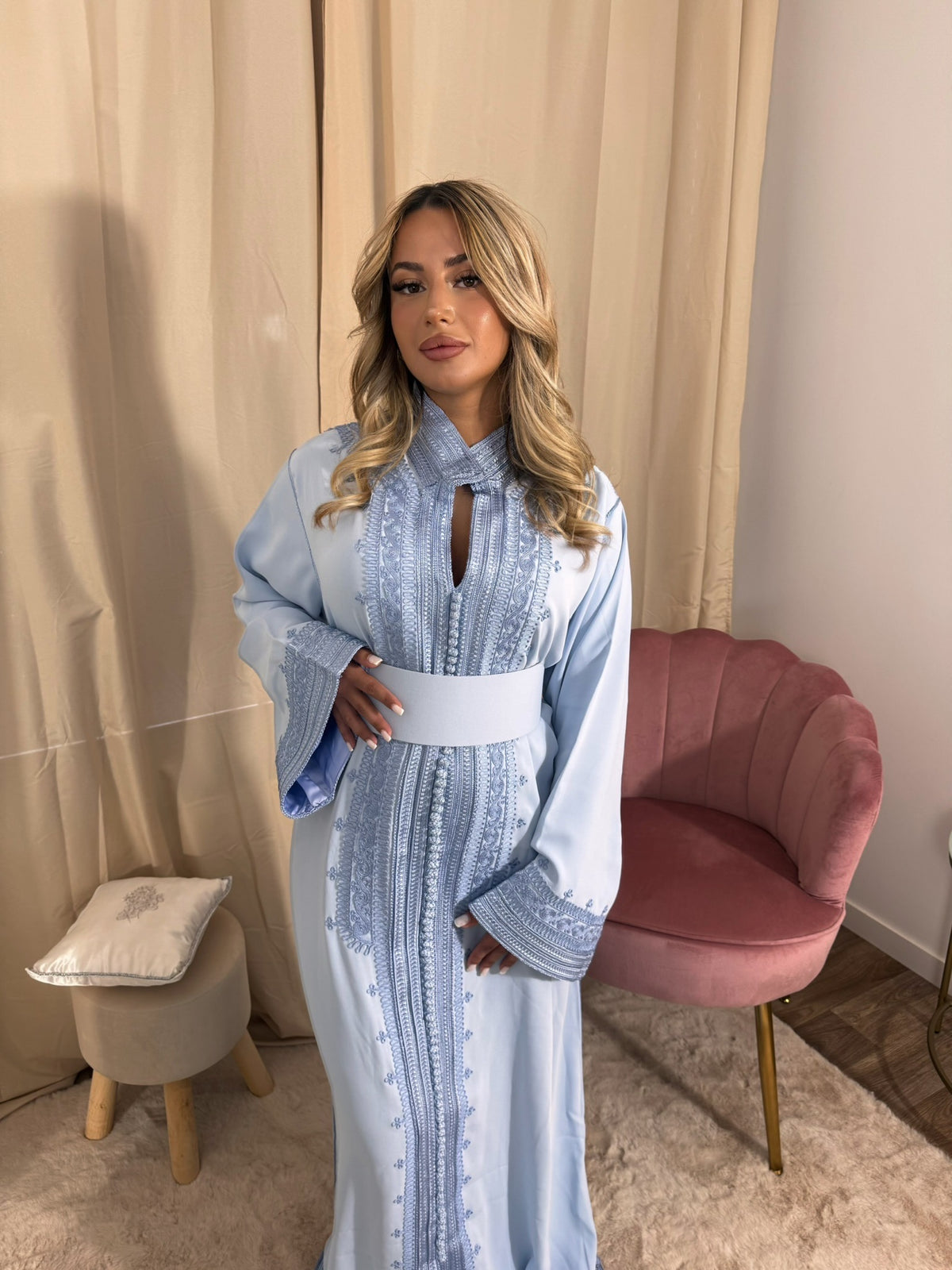 Caftan HUDA bleu ciel – Douceur et élégance