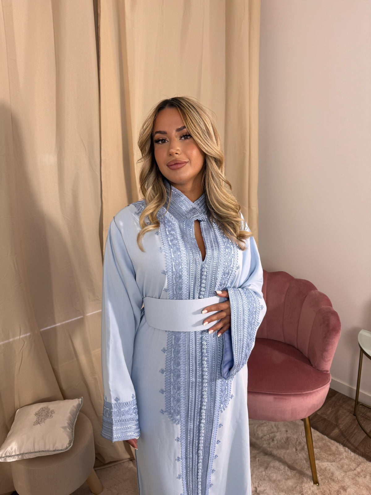 Caftan HUDA bleu ciel – Douceur et élégance