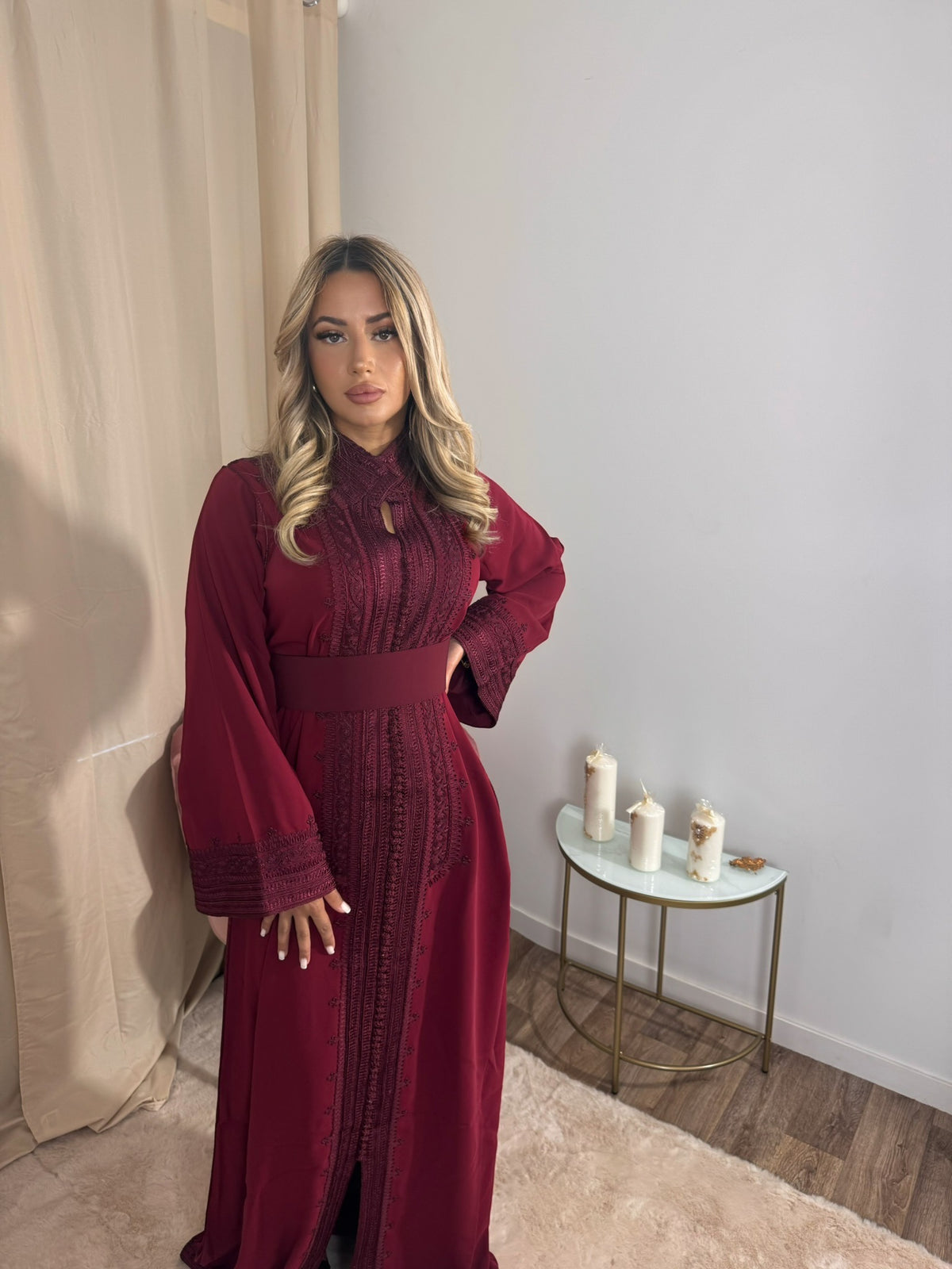 Caftan HUDA bordeaux – Élégance et caractère
