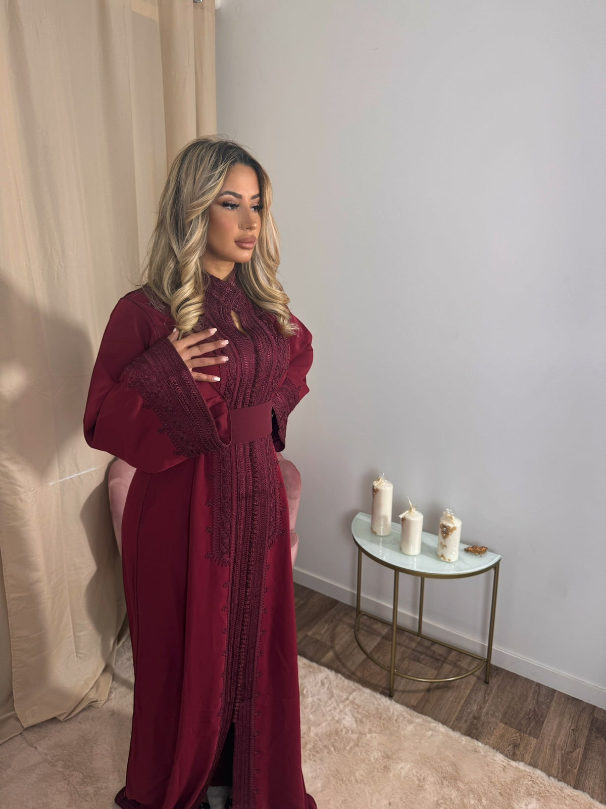 Caftan HUDA bordeaux – Élégance et caractère