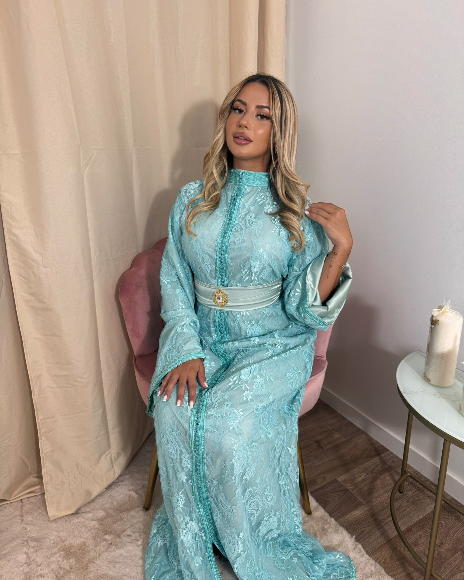 Caftan sirène marocain bleu turquoise – Élégance lumineuse et raffinement