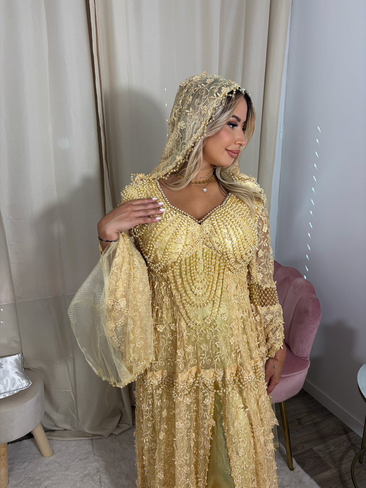 Robe naili algérienne dorée – Prestige et élégance royale