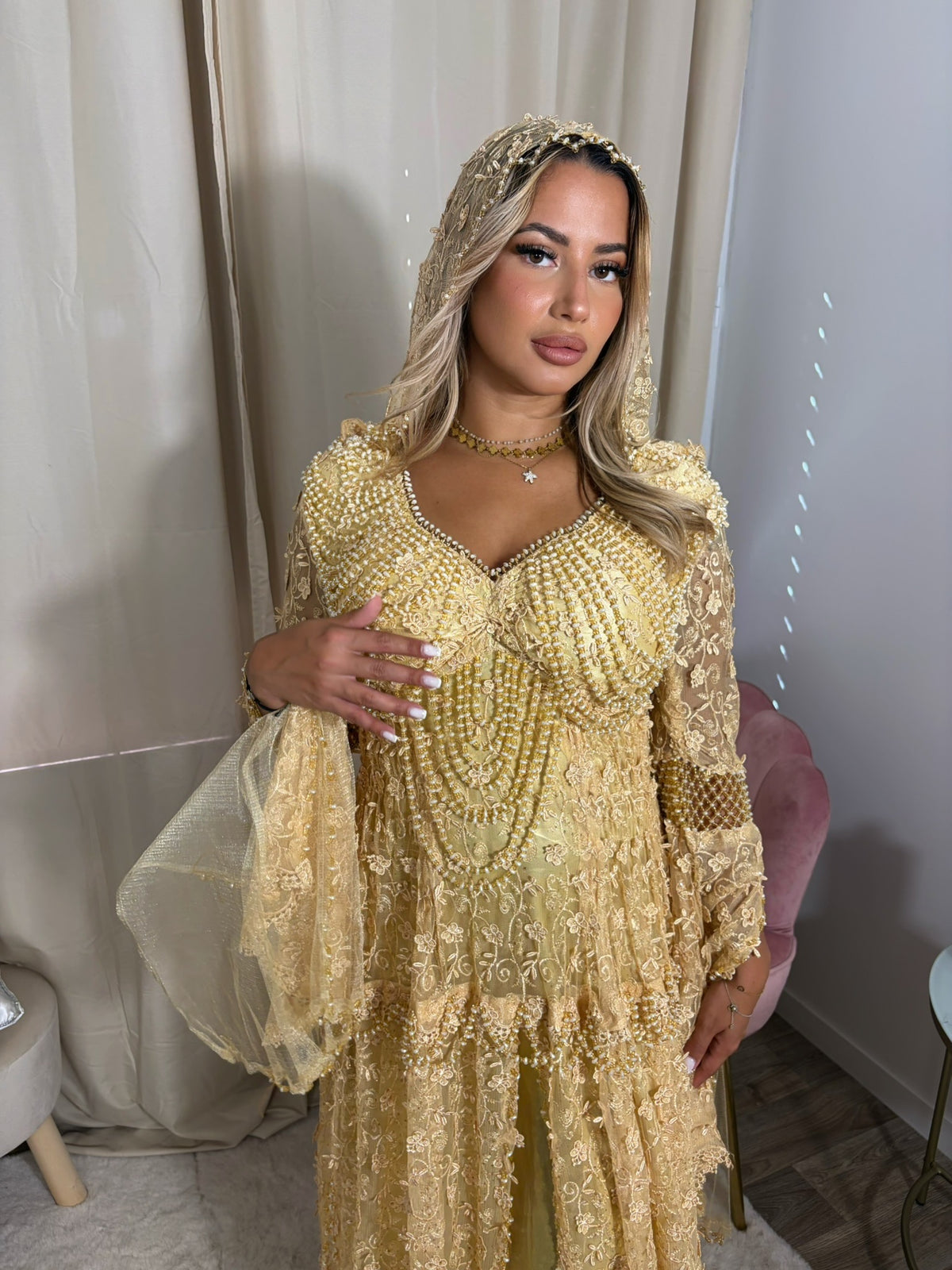 Robe naili algérienne dorée – Prestige et élégance royale