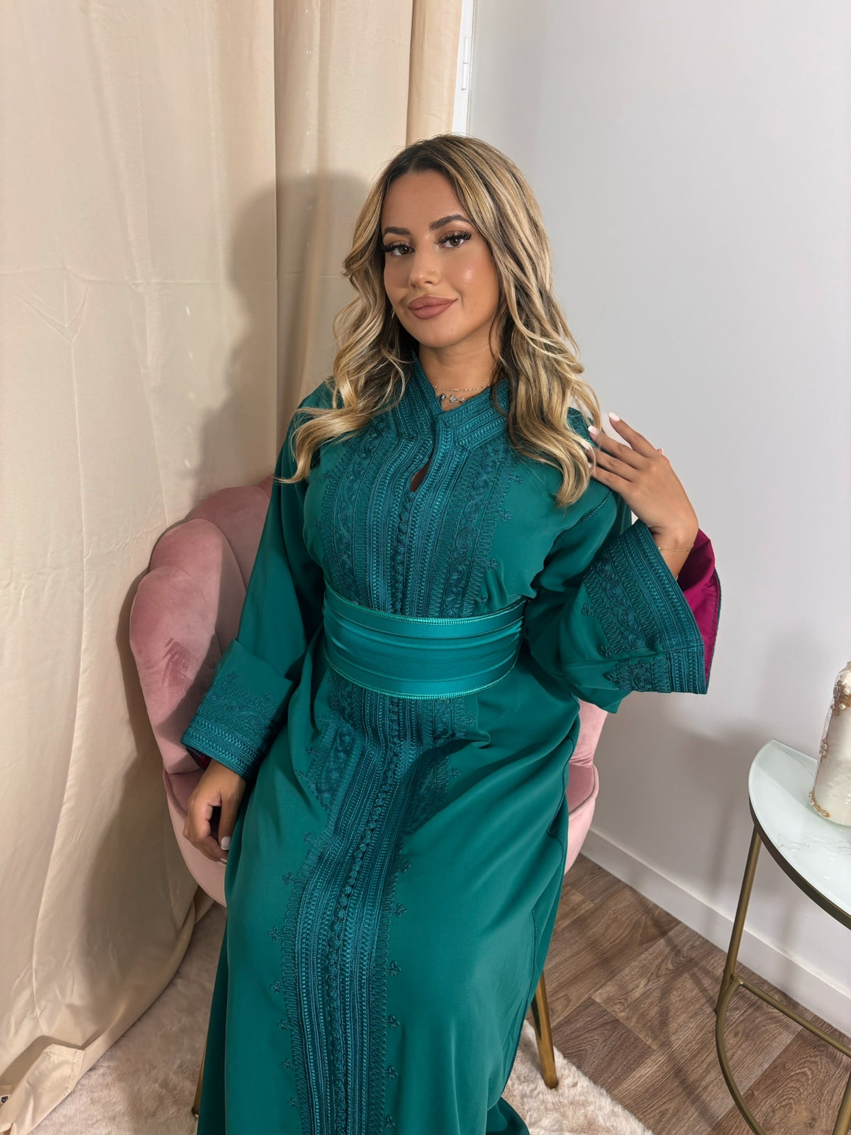 Caftan HUDA vert émeraude – Raffinement et élégance