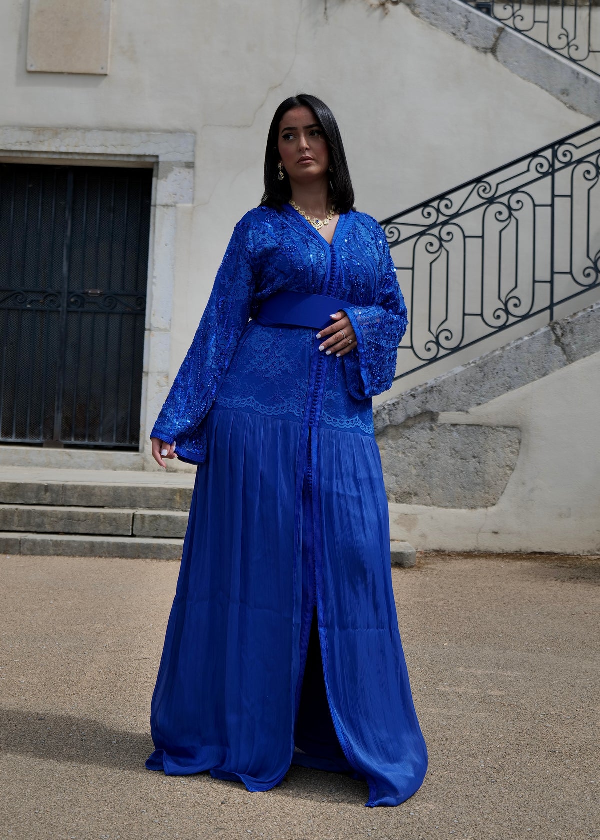 Caftan Bleu Roi en Dentelle & Sequins (collection 2026/2027)