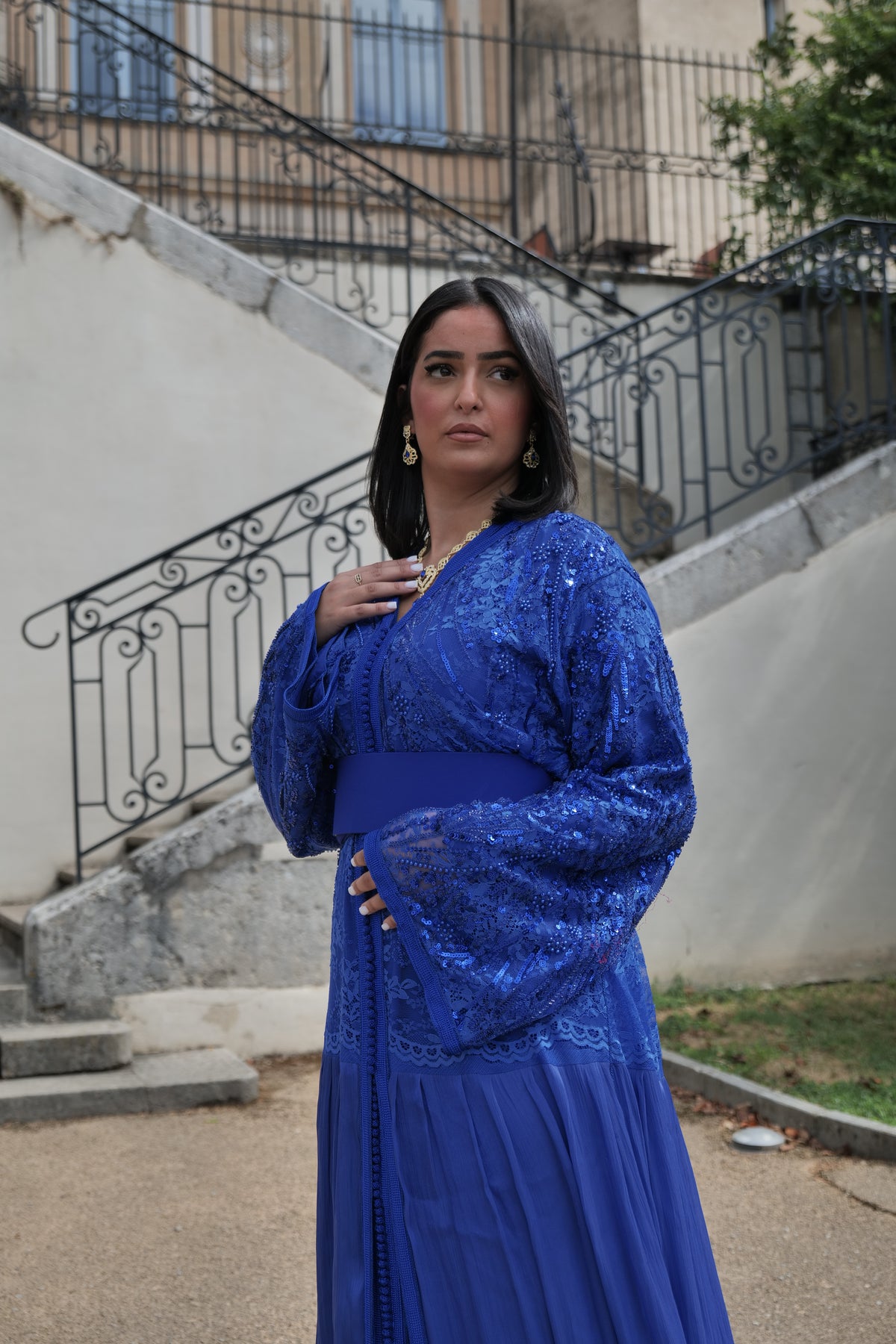 Caftan Bleu Roi en Dentelle & Sequins (collection 2026/2027)