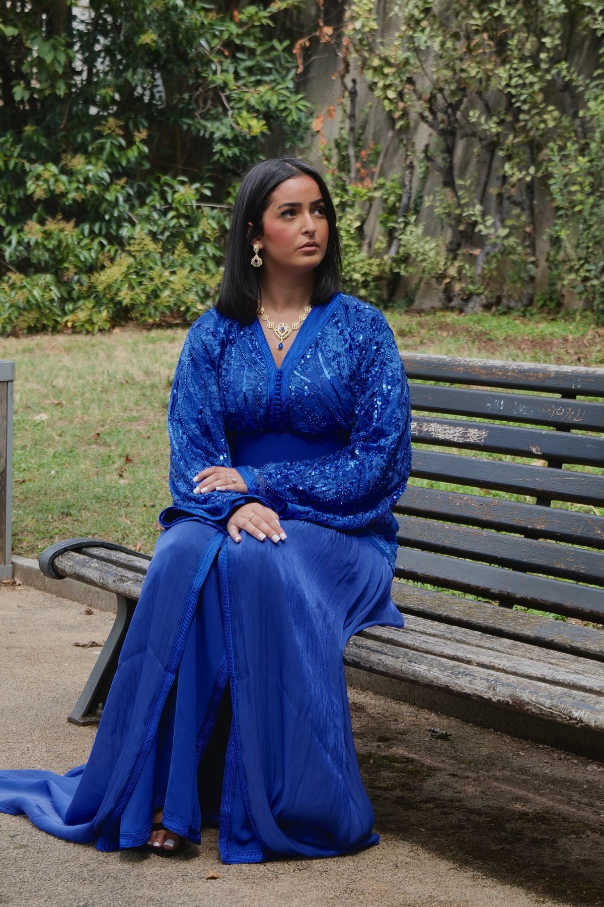 Caftan Bleu Roi en Dentelle & Sequins (collection 2026/2027)